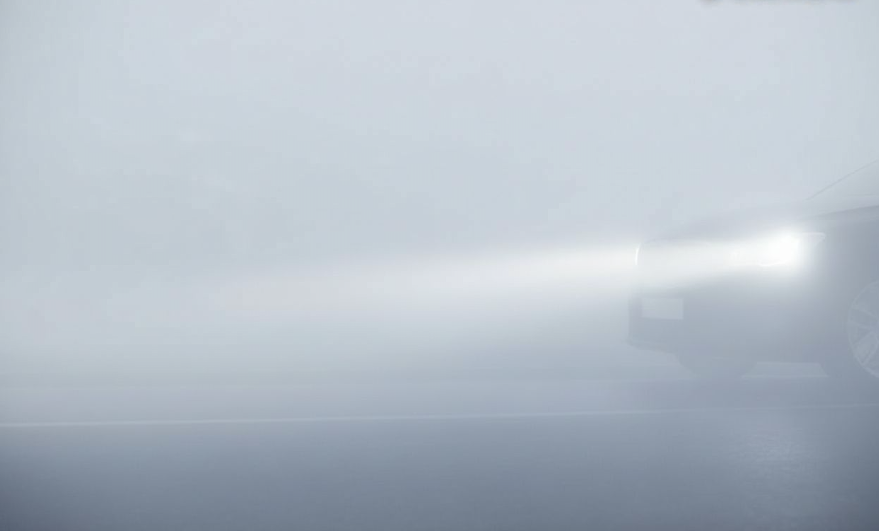 Farol de veículo na neblina